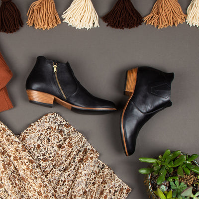 MK21104 - Chelsea Cruz Boots Black [Women's Leather Boots]