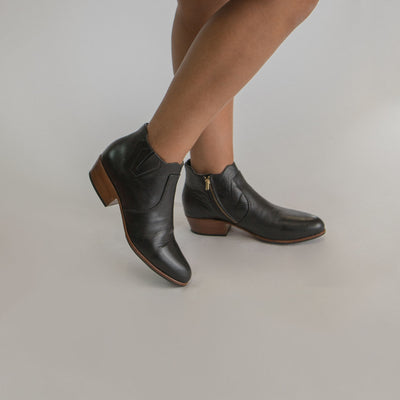 MK21104 - Chelsea Cruz Boots Black [Women's Leather Boots]