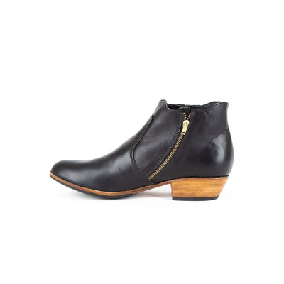 MK21104 - Chelsea Cruz Boots Black [Women's Leather Boots]